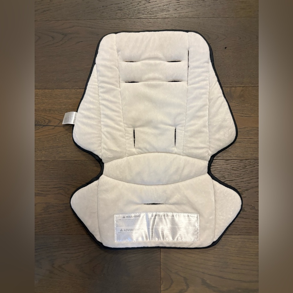 Uppababy crème snug seat for toddler seat